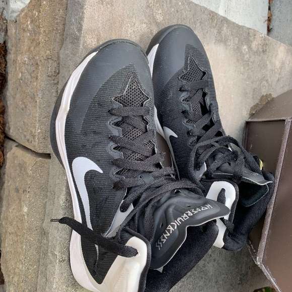 Black nike basketball shoes - Picture 3 of 3